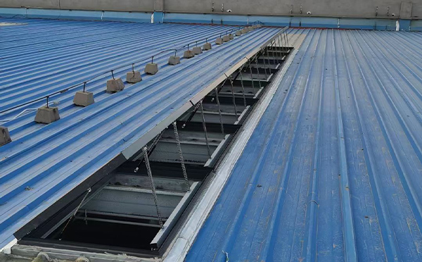 某城市大型商业综合体中庭洛南排烟窗工程