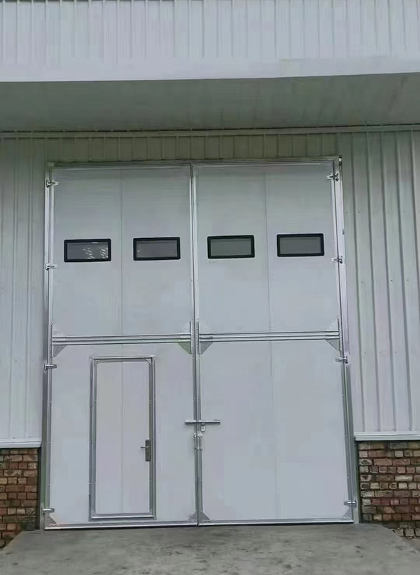 洛南工业门在设备装配车间出入口的实施记录